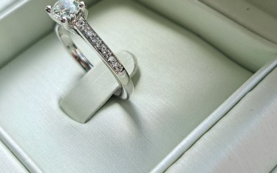 Μονόπετρα: Η Λαμπερή Ιστορία Ενός Διαχρονικού Συμβόλου Αγάπης